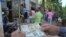 Un hombre muestra un peso convertible cubano y un dólar estadounidense frente a una oficina de la Western Union en La Habana.