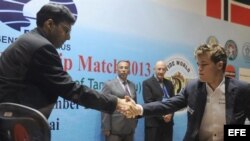 Viswanathan Anand (i) y Magnus Carlsen (d) se estrecharon las manos.