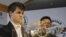 El Campeón del Mundo de Ajedrez, el noruego Magnus Carlsen, de 22 años, sostiene su trofeo durante la ceremonia de premiación del Campeonato Mundial de la FIDE celebrada en Chennai (India), hoy, lunes 25 de noviembre de 2013.