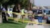 Agentes acordonan un tramo de acera en una calle en Odessa, Texas, el sábado 31 de agosto de 2019, después de que un hombre armado secuestrara un vehículo del servicio postal y baleara a más de 20 personas, según las autoridades. Mark Rogers/Odessa Americ