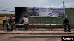 Trabajadores cubanos en la Base de Supertanqueros de Matanzas.