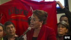 La candidata del partido Libertad y Refundación (Libre), Xiomara Castro (c), esposa del expresidente Manuel Zelaya, en una conferencia de prensa el viernes 29 de noviembre de 2013, en Tegucigalpa, Honduras