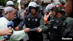 Un ciudadano entrega una carta animando a los militares venezolanos, ante un cuartel Caracas, venezuela. (Reuters)