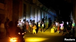 Cubanos en el apagón. 