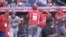 Un pelotero cubano es felicitado al regresar al dugout .