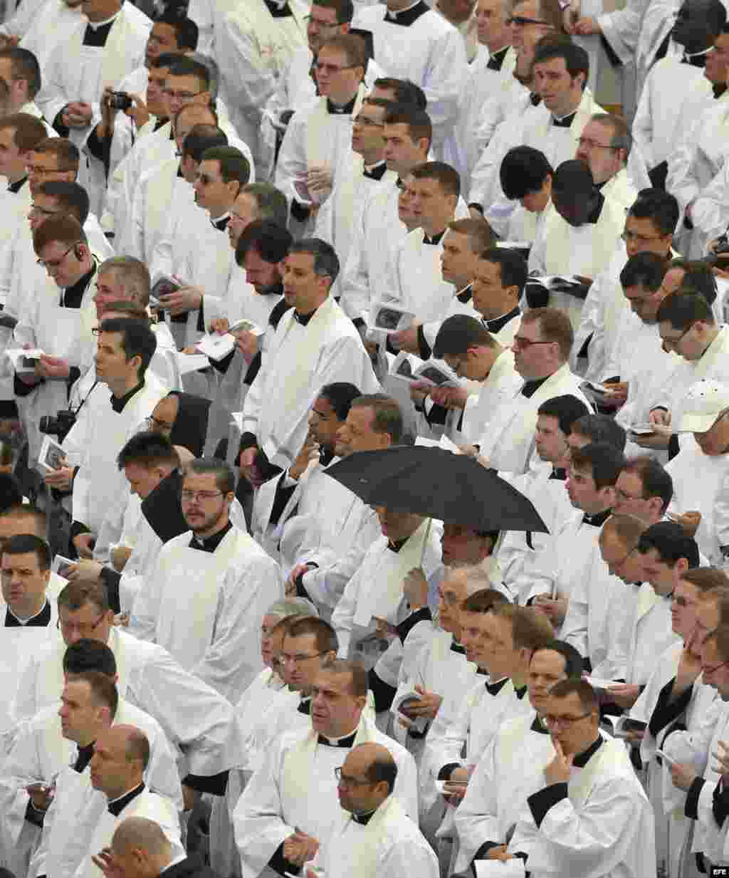 Un grupo de religiosos, durante la ceremonia de canonización que se celebra hoy en la Plaza de San Pedro de los dos papas más venerados del siglo XX, Juan Pablo II y Juan XXIII, al que asisten un millón de fieles, cerca de 150 cardenales, delegaciones de 