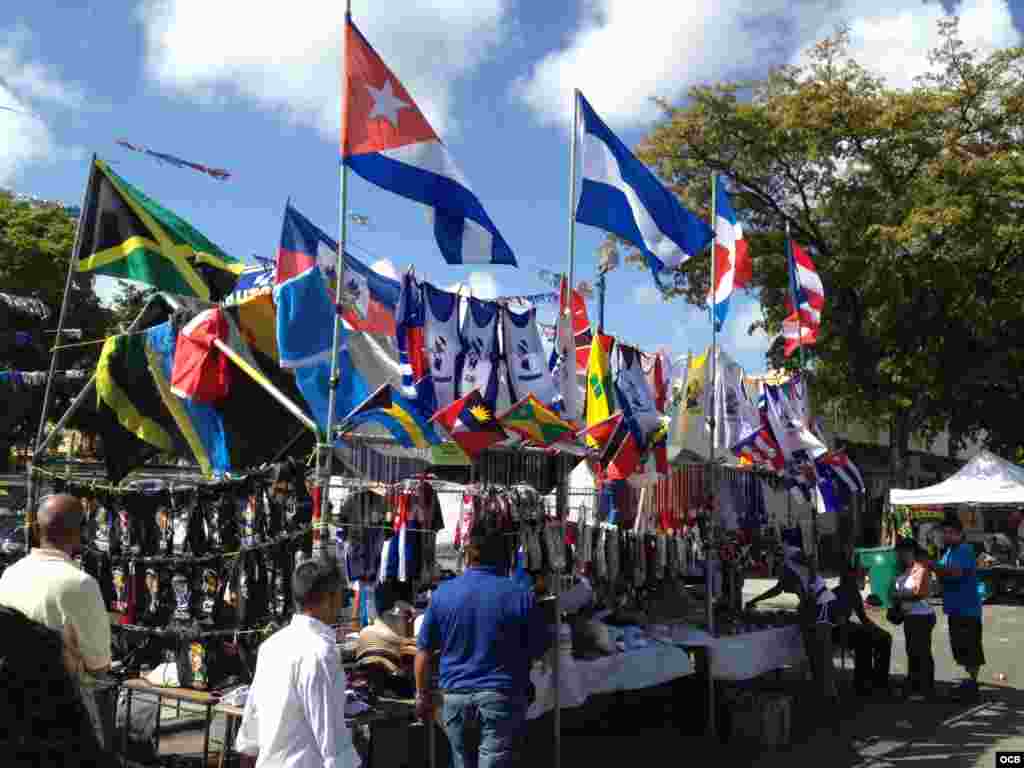 Banderas de diferentes naciones ondean en el Carnaval de la Calle Ocho de Miami el 11 de marzo de 2012