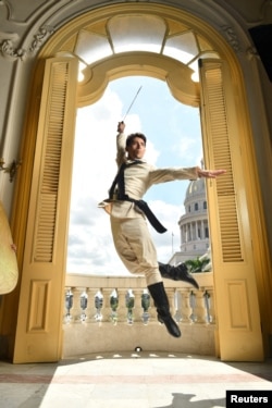 Un bailarín de Acosta Danza interpreta "El Cascanueces" mientras se ve al fondo el Capitolio Nacional de La Habana, en La Habana, Cuba, en esta fotografía sin fecha. Eduardo Lara /Handout vía REUTERS