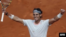 El tenista español Rafael Nadal celebra la victoria conseguida ante el suizo Stanislas Wawrinka.