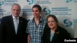En el centro, Gilad Shalit. Martí Noticias/ Radio Martí