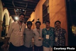 Juan Camilo Cruz (c) junto con Gael García Bernal (2do izq) y otros colegas durante el Hay Festival de Cartagena (cortesía Ambulante).