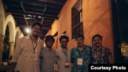 Juan Camilo Cruz (c) junto con Gael García Bernal (2do izq) y otros colegas durante el Hay Festival de Cartagena (cortesía Ambulante).