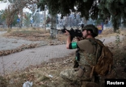 Un militar de las Fuerzas Armadas de Ucrania apunta su arma para derribar un dron ruso en la localidad de Druzhkivka, situada en el frente.