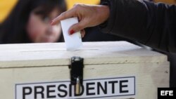 Una mujer vota en Santiago (Chile). 