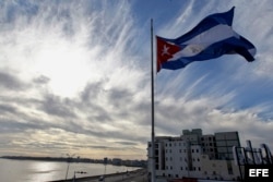 La bandera cubana ondea a media asta en homenaje a las víctimas del accidente aéreo.