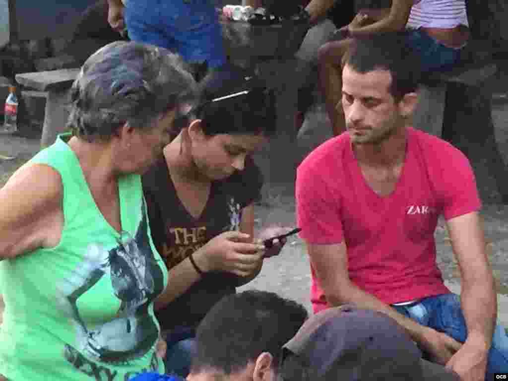 Cubanos varados en la frontera de Costa Rica con Nicaragua esperan una solución para continuar camino a EEUU.