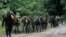 Guerrilleros de las FARC caminan hacia una de las zonas veredales en las montañas del Cauca, cerca del sector de Robles (Colombia). Jorge Torres Victoria, "Pablo Catatumbo", miembro del secretariado de las FARC, destacó el incumplimiento de parte del Gobi