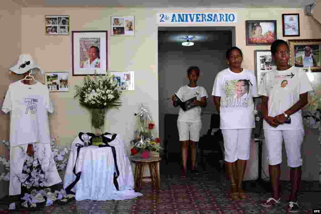 Integrantes del grupo Damas de Blanco se reúnen en la sede de la agrupación durante un homenaje por el segundo aniversario del fallecimiento de su líder Laura Pollán.