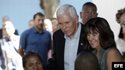 El vicepresidente de EEUU, Mike Pence, y su esposa, Karen (d), hablan con un grupo de ciudadanos venezolanos este lunes en Cartagena, Colombia.