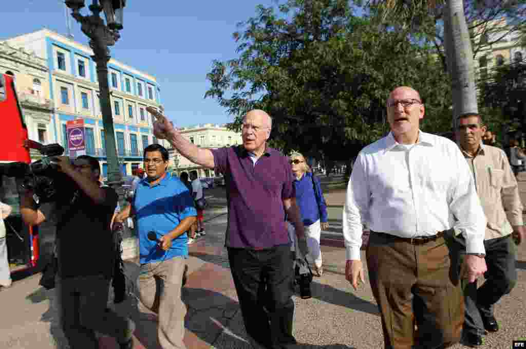 El senador estadounidense Patrick Leahy camina por La Habana (Cuba).&nbsp; La delegaci&oacute;n estadounidense lleg&oacute; el lunes a Cuba con el prop&oacute;sito de conocer acerca de las reformas econ&oacute;micas emprendidas por Castro y visitar al contratista Alan Gross.