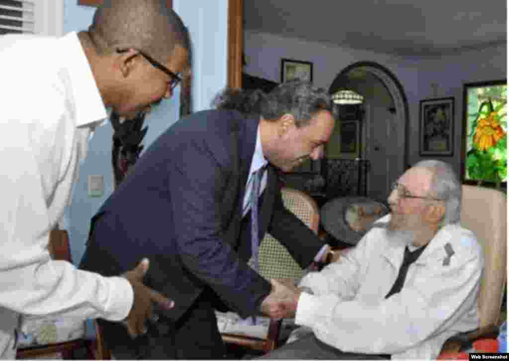 El presidente de la Asociacion de Comites Olimpicos Nacionales (ACNO), Ahmad Al-Fahad, estrecha la mano al exgobernante cubano, Fidel Castro, quien cumplirá 90 años en agosto de 2016.