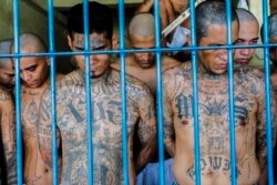 Pandilleros en la prisión de Izalco en San Salvador.