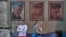 ARCHIVO - Las imágenes enmarcadas (de izquierda a derecha) del presidente de Cuba, Miguel Díaz-Canel, Raúl Castro y Fidel Castro, adornan una pared en un edificio estatal en La Habana, Cuba, el 20 de mayo de 2026. (AP Foto/Ramón Espinosa, archivo)