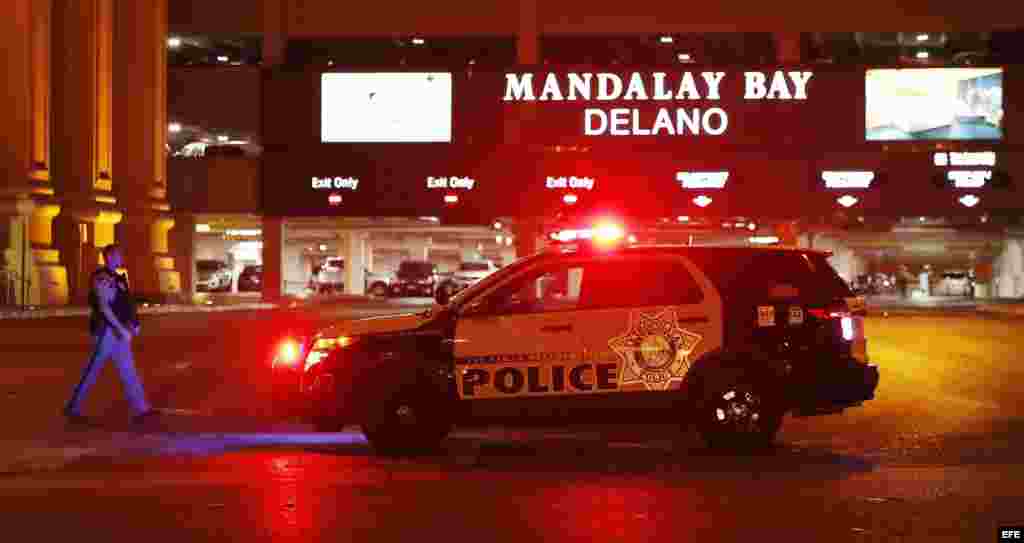 Un vehículo policial permanece a la entrada del hotel Mandalay Bay, cerca del lugar donde se produjo un tiroteo indiscriminado la pasada noche en Las Vegas.