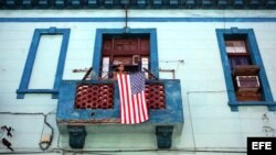 Bandera de Estados Unidos en un balcón cubano.