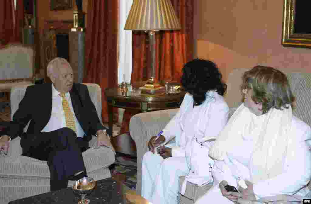  El ministro español de Asuntos Exteriores, José Manuel García-Margallo (I), durante la reunión que ha mantenido con la líder de las Damas de Blanco, Berta Soler (d). 