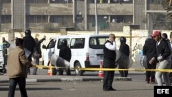 Al menos 5 heridos en un atentado contra un autobús en El Cairo. 