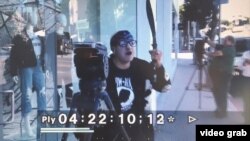 Una mujer armada con un machete y una pistola amenazó a empleados de una tienda de las Kardashian con ejecutar a las hermanas si regresan a Cuba. 