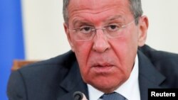 El canciller ruso Sergei Lavrov habla a la prensa tras la reunión con el secretariod e Estado Mike Pompeo en Sochi. 