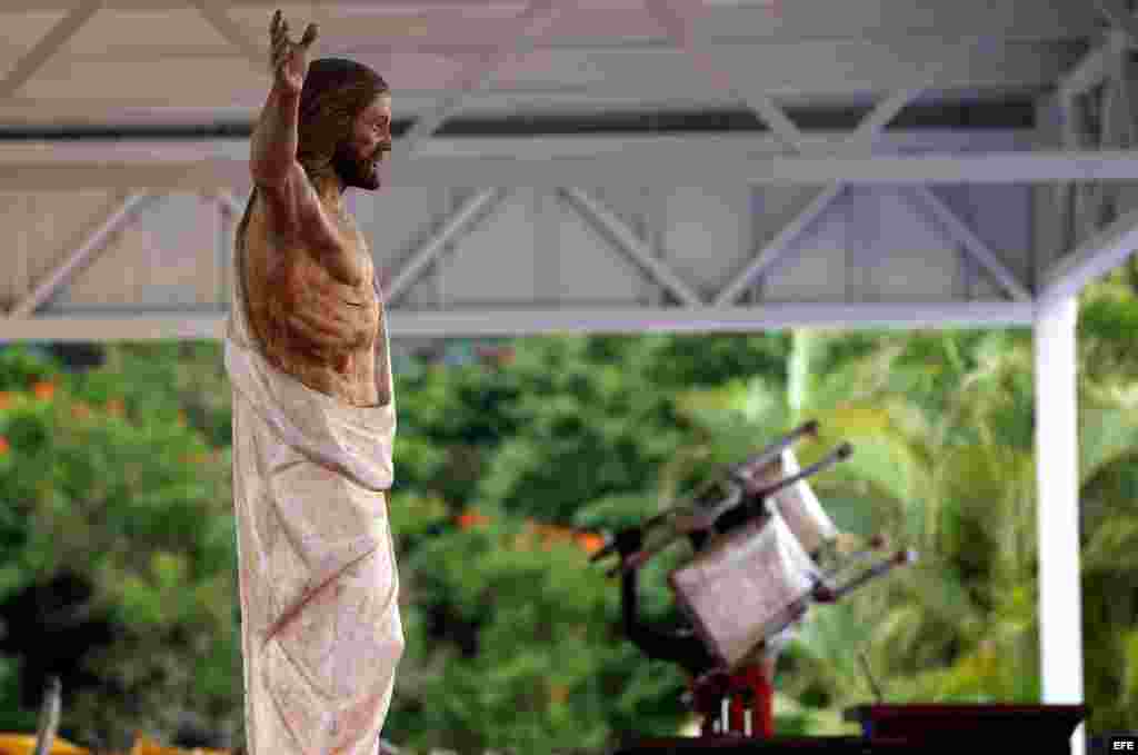 Un obrero trabaja cerca a la estatua de un Cristo en la Plaza de la Revolución de La Habana. EFE