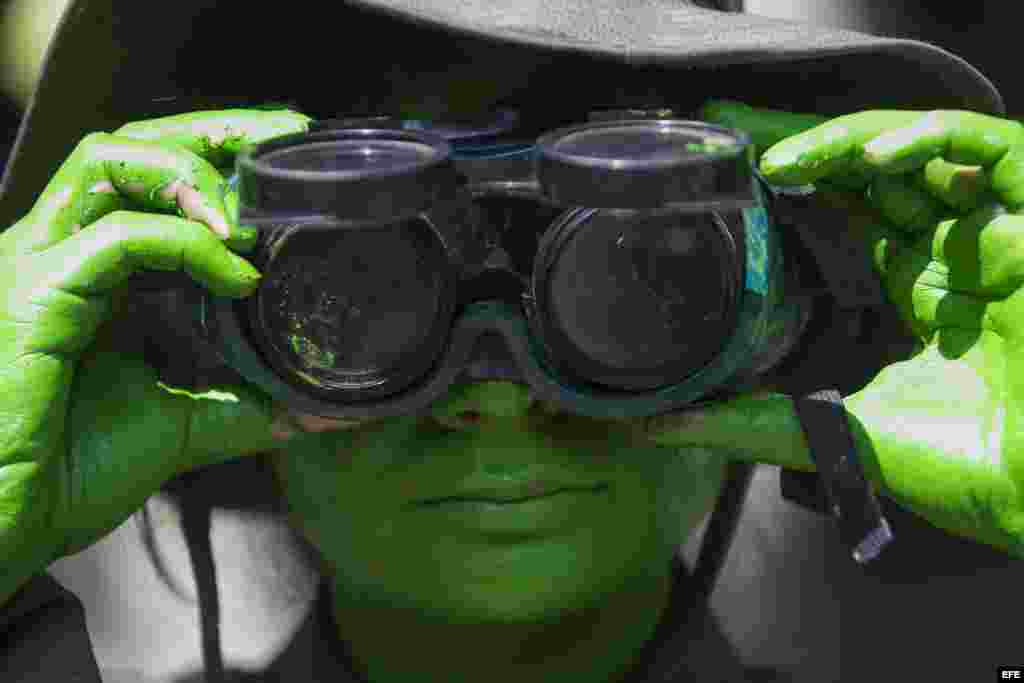 Un grupo de estudiantes de la Universidad Experimental de Arte (UNEARTE) protestan caracterizados como militares en contra de la represión militar a estudiantes y civiles hoy, viernes 11 de abril del 2014, en Caracas (Venezuela).