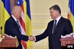 El presidente ucraniano, Petró Poroshenko (d), saluda al vicepresidente de EEUU, Joe Biden (i), tras su rueda de prensa en Kiev, Ucrania.