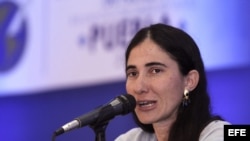 La disidente cubana Yoani Sánchez durante una conferencia de prensa en el marco de la reunión semestral de la Sociedad Interamericana de Prensa (SIP).