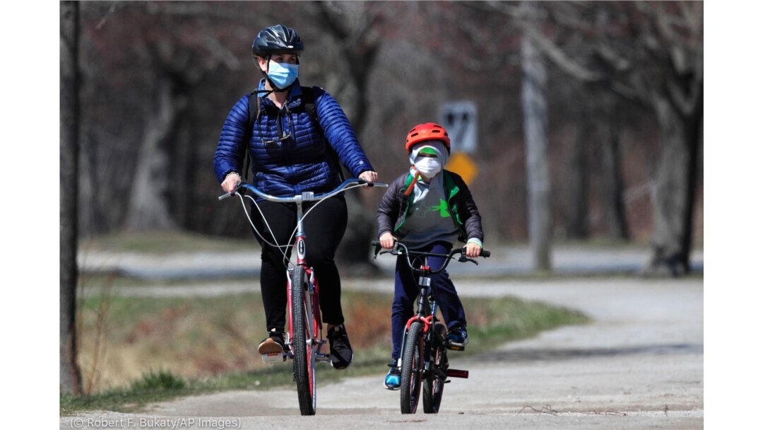 Estos ciclistas en Portland (Maine), en abril 2020, ejemplifican el surgimiento de actividades familiares y al aire libre, durante la pandemia de coronavirus. Foto: © Robert F. Bukaty/AP Images/Archivo.