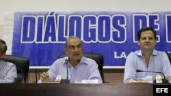 El jefe del equipo negociador del Gobierno colombiano, Humberto de la Calle (2-i), acompañado de los miembros de su equipo.
