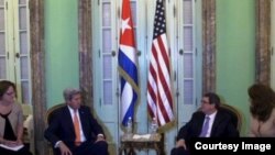 El ministro de Relaciones Exteriores de Cuba, Bruno Rodríguez Parrilla, recibió al secretario de Estado norteamericano John Kerry.