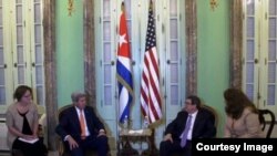 Bruno Rodríguez, ministro de Relaciones Exteriores de Cuba, y el secretario de Estado de EEUU John Kerry (d-i).