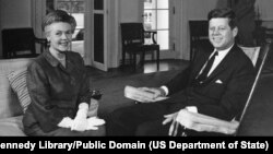 El presidente John F. Kennedy se reunió con la recién nombrada ministra de EE. UU. en Bulgaria Helen Eugenie Moore Anderson en la Casa Blanca el 28 de mayo de 1962. (John F. Kennedy Library / Public Domain).