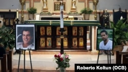 Fotografías de Payá y Cepero en la iglesia St. Raymond (Miami) en la misa por 8 años de sus muertes.