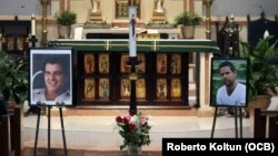Fotografías de Payá y Cepero en la iglesia St. Raymond (Miami) en una misa celebrada en 2018 por el aniversario de sus fallecimientos. (Foto: Roberto Koltún/OCB/Archivo)