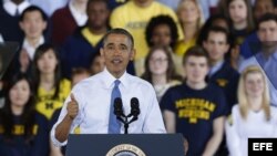 El presidente de los Estados Unidos Barack Obama ofrece un discurso hoy, miércoles 2 de abril de 2014, en el edificio cubierto para deportes en la Universidad de Michigan (EE.UU.).