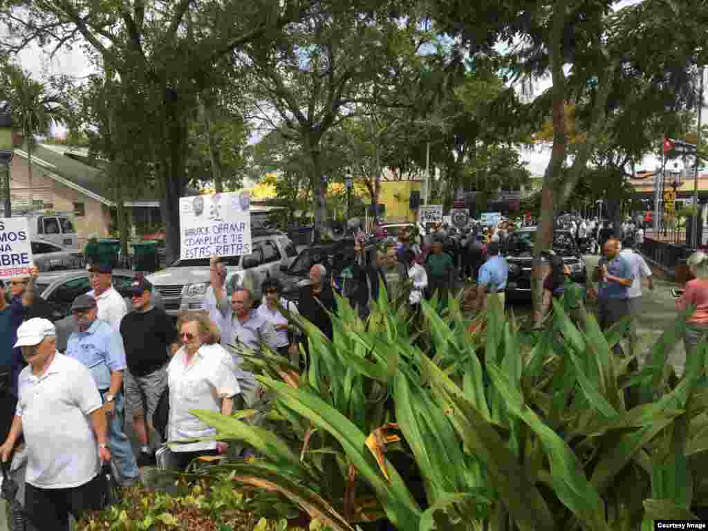 Manifestación por la Trece Avenida del SW en Miami el 20 de Marzo.