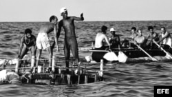 "La regata", fotografía del historiador de arte y curador Willy Castellanos, muestra a algunos de los "balseros de 1994". 