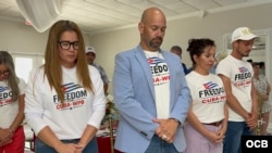 Representantes de la organización Freedom For Cuba, participan en oración durante el evento en el Cuban American Club de West Palm Beach, este domingo