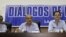 El jefe del equipo negociador del Gobierno colombiano, Humberto de la Calle (2-i), acompañado de los miembros de su equipo.