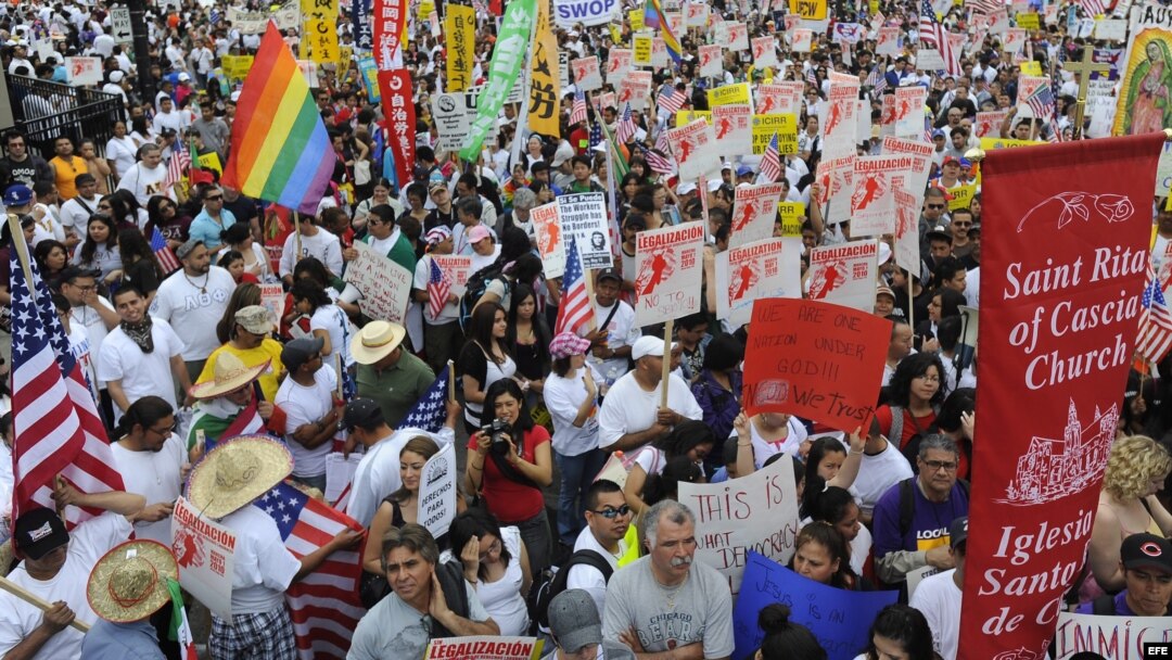 Fotografía de archivo de manifestantes en Chicago que apoyan los derechos de los inmigrantes. EFE/TANNEN MAURY